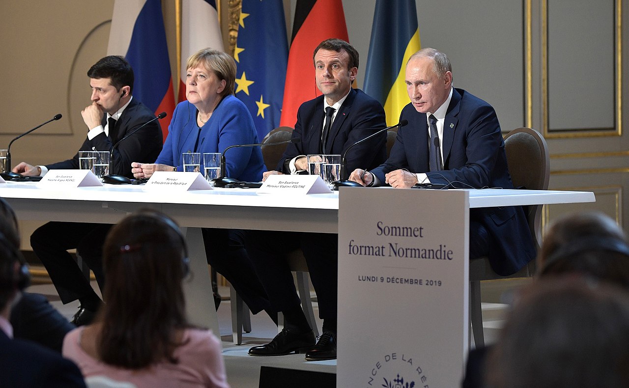 1280px-Zelensky,_Merkel,_Macron,_Putin,_(2019-12-10)_01